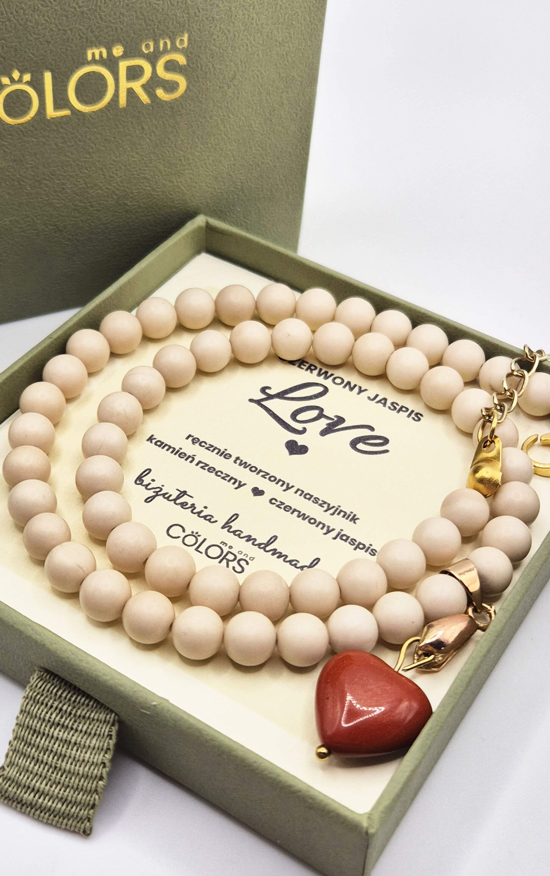 naszyjnik zapakowany do pudełeczka