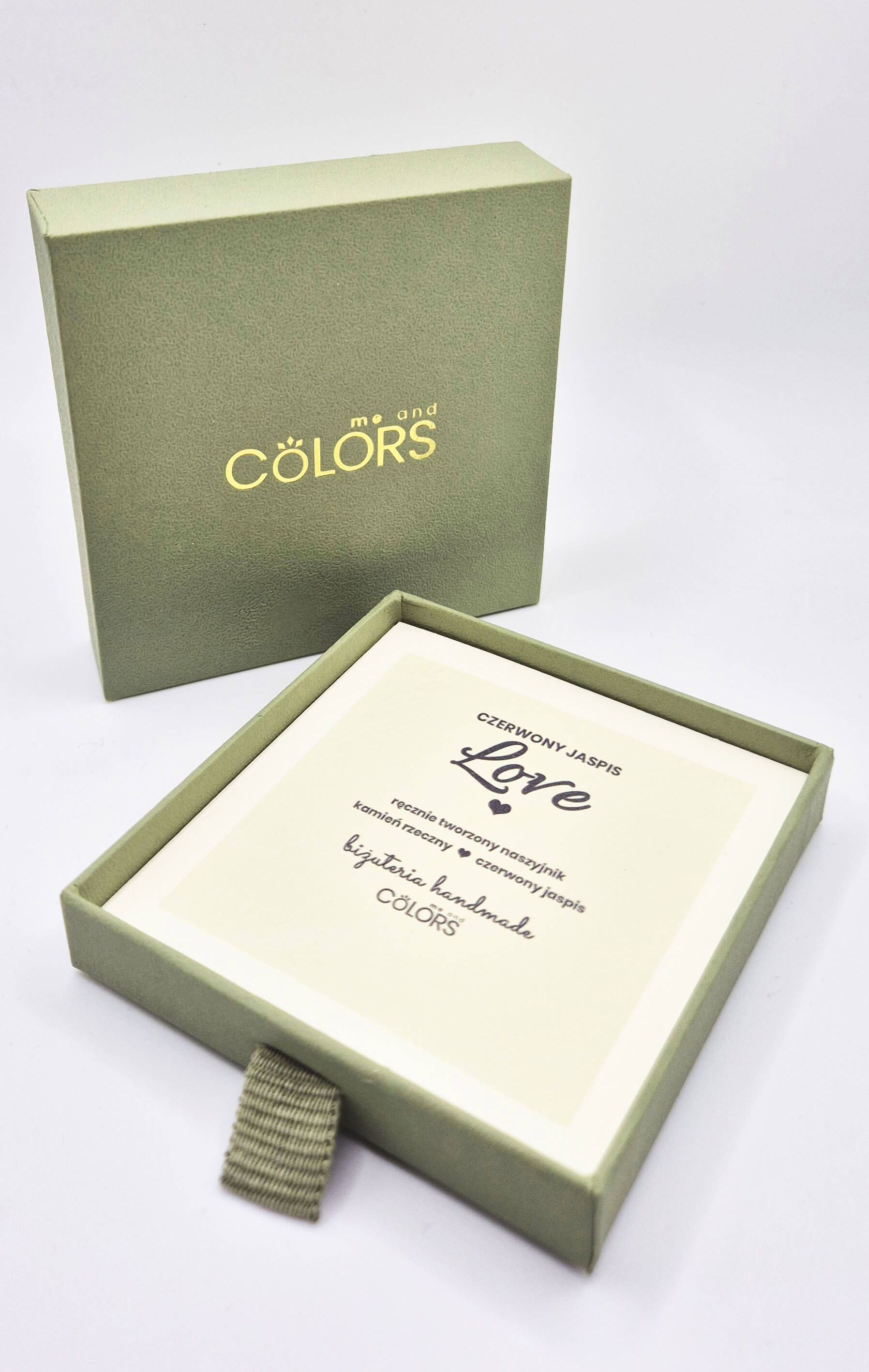 naszyjnik zapakowany do pudełeczka