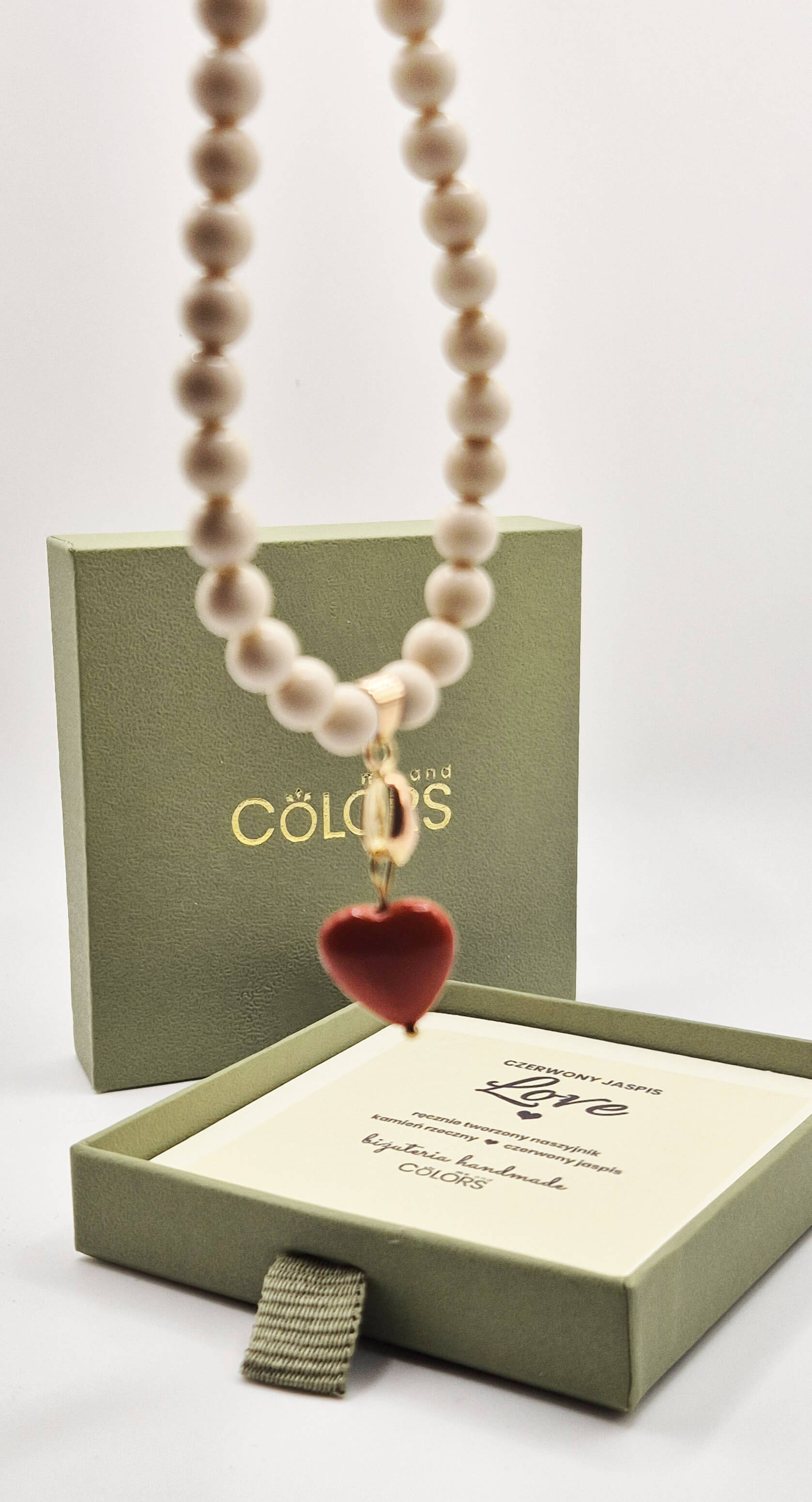 naszyjnik zapakowany do pudełeczka