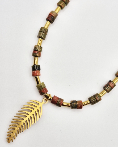 Naszyjnik Silvia - unakit i złoty hematyt z zawieszką liść paproci